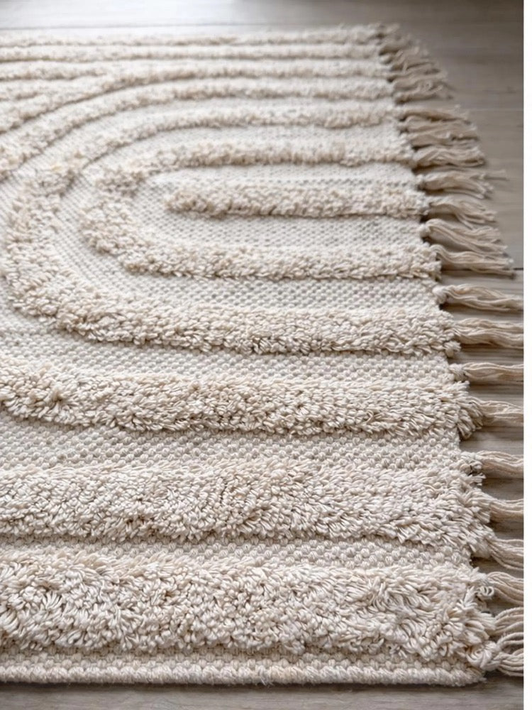Tufted Cotton Boho Rug – Neutral Rainbow Accent with Tassels